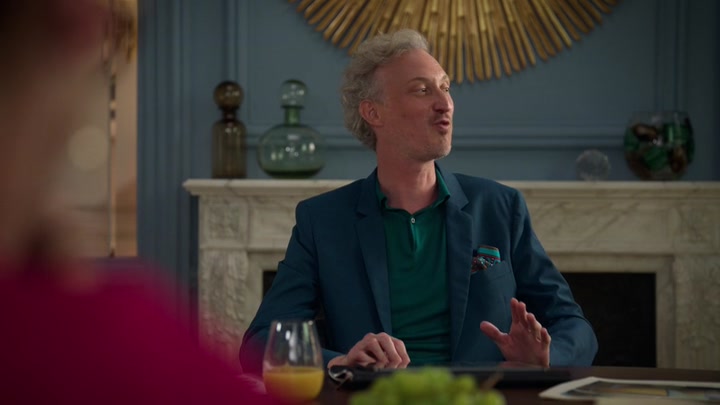 Emily_in_Paris_S02E10_WEBRip_x264-ION10_0194.jpg