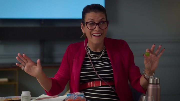 Emily_in_Paris_S02E10_WEBRip_x264-ION10_0202.jpg