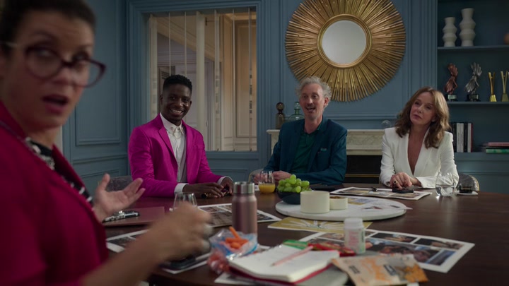 Emily_in_Paris_S02E10_WEBRip_x264-ION10_0205.jpg