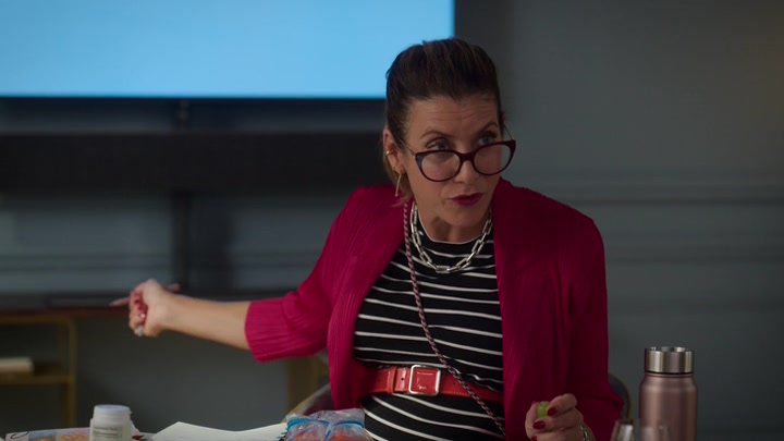 Emily_in_Paris_S02E10_WEBRip_x264-ION10_0208.jpg