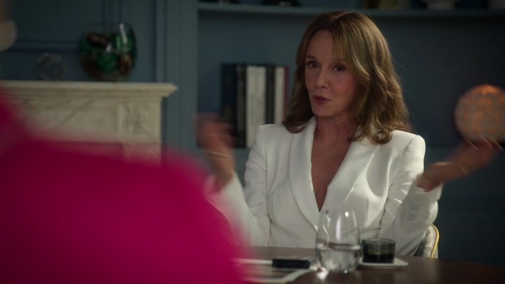 Emily_in_Paris_S02E10_WEBRip_x264-ION10_0219.jpg