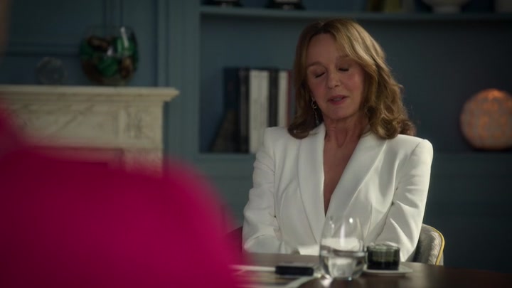 Emily_in_Paris_S02E10_WEBRip_x264-ION10_0221.jpg