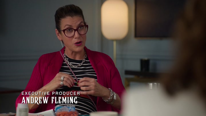Emily_in_Paris_S02E10_WEBRip_x264-ION10_0250.jpg