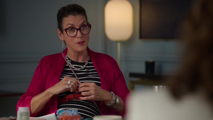 Emily_in_Paris_S02E10_WEBRip_x264-ION10_0254.jpg
