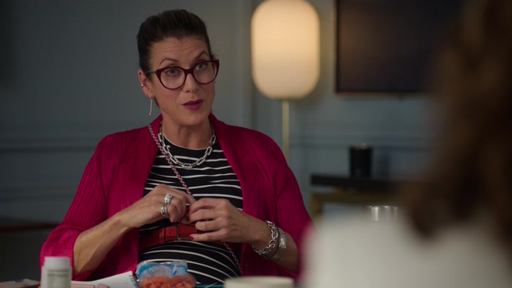 Emily_in_Paris_S02E10_WEBRip_x264-ION10_0255.jpg