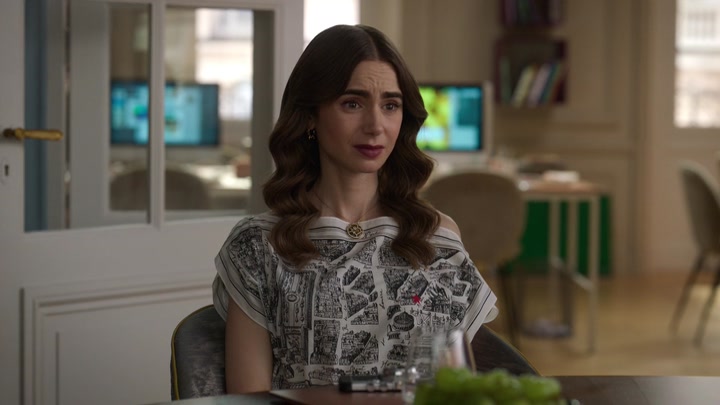 Emily_in_Paris_S02E10_WEBRip_x264-ION10_0266.jpg