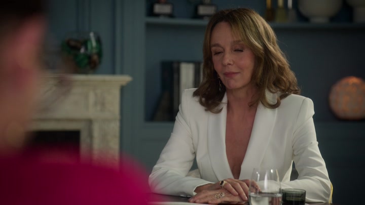 Emily_in_Paris_S02E10_WEBRip_x264-ION10_0268.jpg