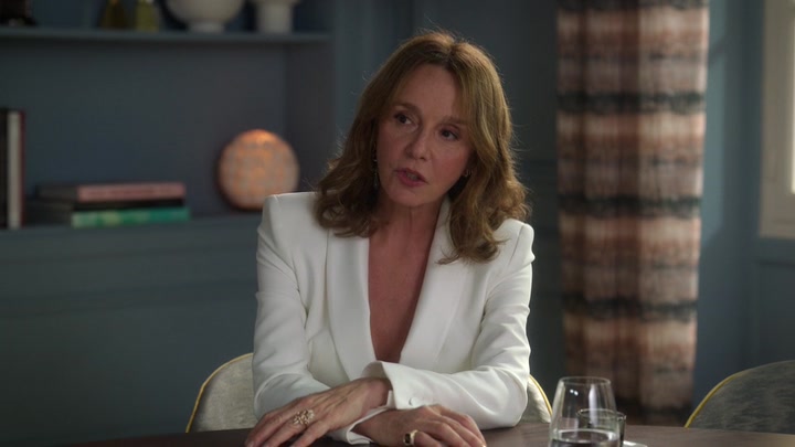 Emily_in_Paris_S02E10_WEBRip_x264-ION10_0301.jpg