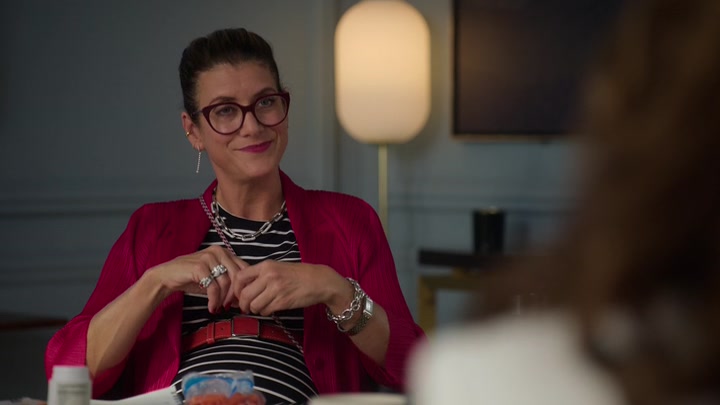 Emily_in_Paris_S02E10_WEBRip_x264-ION10_0310.jpg