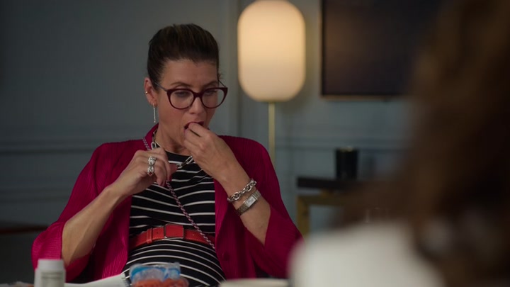 Emily_in_Paris_S02E10_WEBRip_x264-ION10_0317.jpg