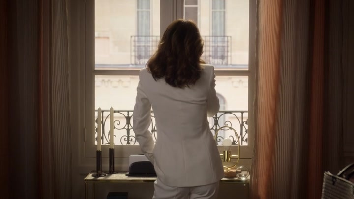Emily_in_Paris_S02E10_WEBRip_x264-ION10_0336.jpg
