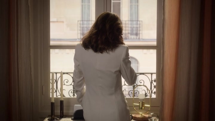 Emily_in_Paris_S02E10_WEBRip_x264-ION10_0340.jpg
