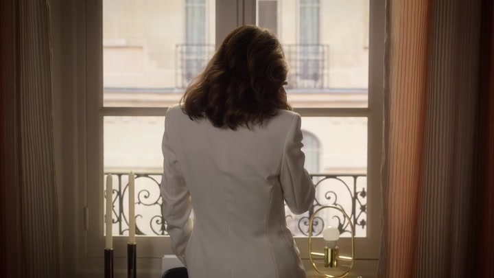 Emily_in_Paris_S02E10_WEBRip_x264-ION10_0342.jpg