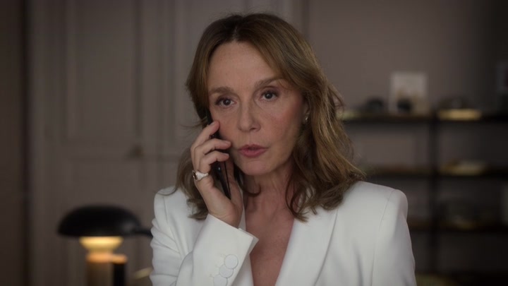 Emily_in_Paris_S02E10_WEBRip_x264-ION10_0345.jpg