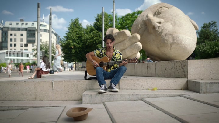 Emily_in_Paris_S02E10_WEBRip_x264-ION10_0350.jpg