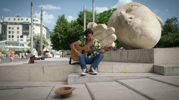 Emily_in_Paris_S02E10_WEBRip_x264-ION10_0354.jpg