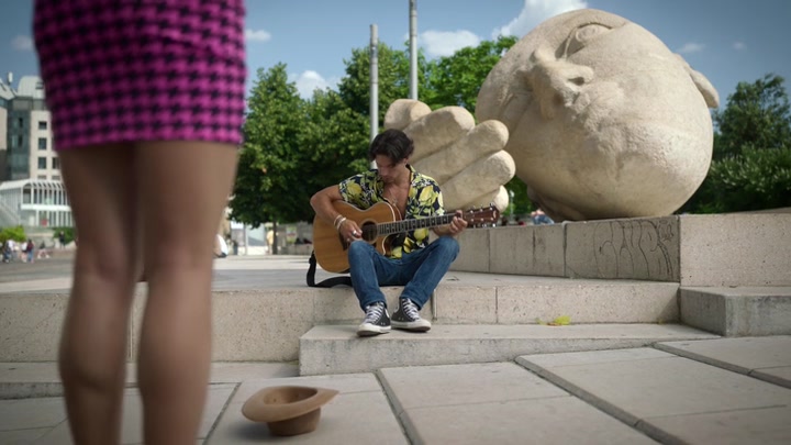 Emily_in_Paris_S02E10_WEBRip_x264-ION10_0357.jpg