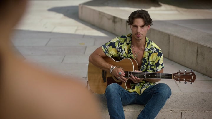 Emily_in_Paris_S02E10_WEBRip_x264-ION10_0368.jpg