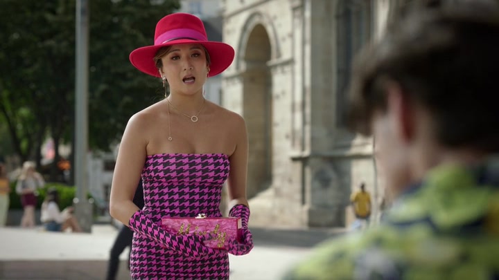 Emily_in_Paris_S02E10_WEBRip_x264-ION10_0372.jpg