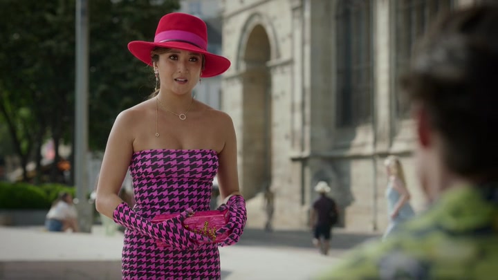 Emily_in_Paris_S02E10_WEBRip_x264-ION10_0378.jpg