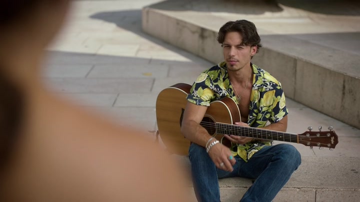 Emily_in_Paris_S02E10_WEBRip_x264-ION10_0381.jpg