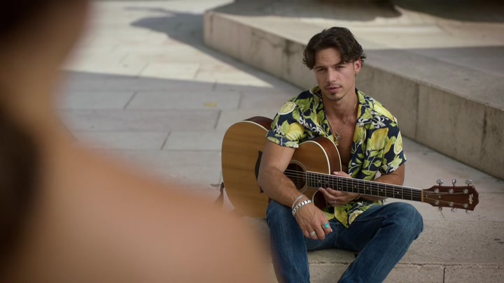 Emily_in_Paris_S02E10_WEBRip_x264-ION10_0387.jpg