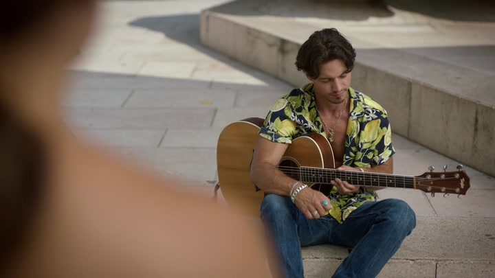 Emily_in_Paris_S02E10_WEBRip_x264-ION10_0389.jpg