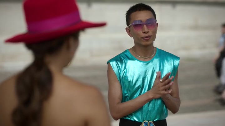 Emily_in_Paris_S02E10_WEBRip_x264-ION10_0430.jpg