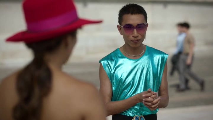 Emily_in_Paris_S02E10_WEBRip_x264-ION10_0431.jpg