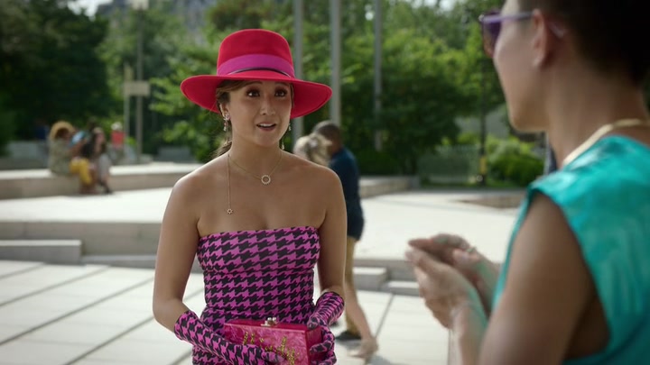 Emily_in_Paris_S02E10_WEBRip_x264-ION10_0434.jpg
