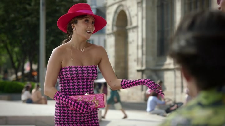 Emily_in_Paris_S02E10_WEBRip_x264-ION10_0442.jpg