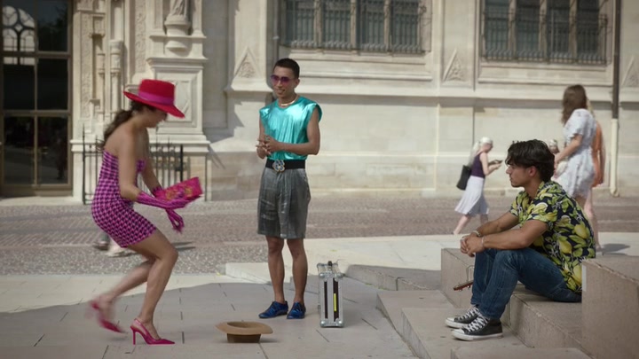 Emily_in_Paris_S02E10_WEBRip_x264-ION10_0448.jpg