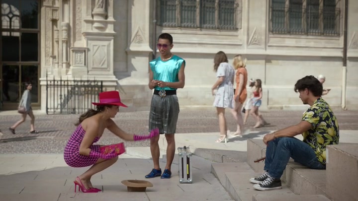 Emily_in_Paris_S02E10_WEBRip_x264-ION10_0450.jpg