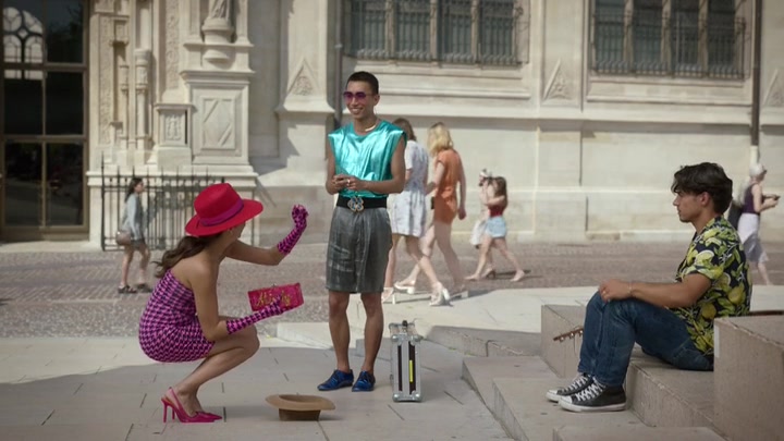 Emily_in_Paris_S02E10_WEBRip_x264-ION10_0451.jpg
