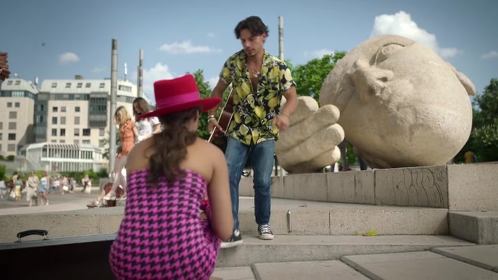 Emily_in_Paris_S02E10_WEBRip_x264-ION10_0453.jpg