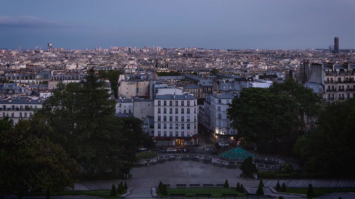 Emily_in_Paris_S02E10_WEBRip_x264-ION10_0512.jpg