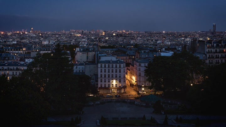 Emily_in_Paris_S02E10_WEBRip_x264-ION10_0513.jpg