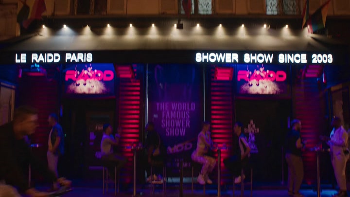 Emily_in_Paris_S02E10_WEBRip_x264-ION10_0515.jpg