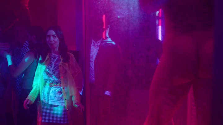 Emily_in_Paris_S02E10_WEBRip_x264-ION10_0521.jpg