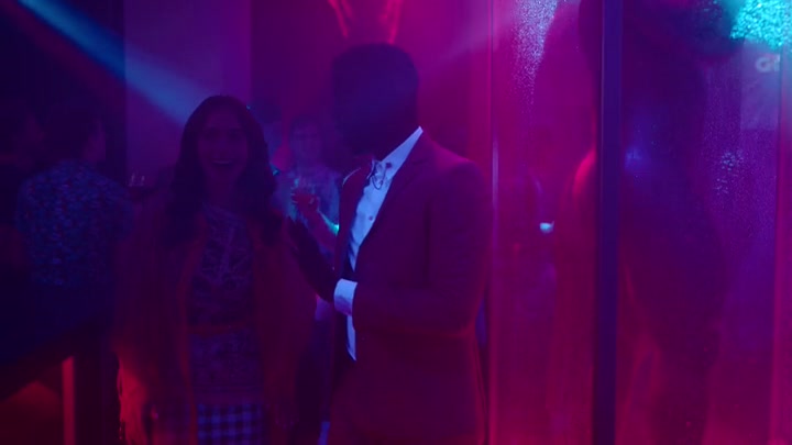 Emily_in_Paris_S02E10_WEBRip_x264-ION10_0525.jpg