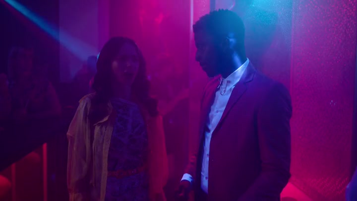 Emily_in_Paris_S02E10_WEBRip_x264-ION10_0530.jpg