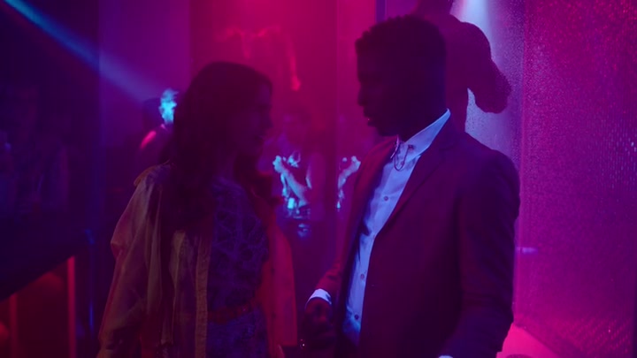 Emily_in_Paris_S02E10_WEBRip_x264-ION10_0531.jpg