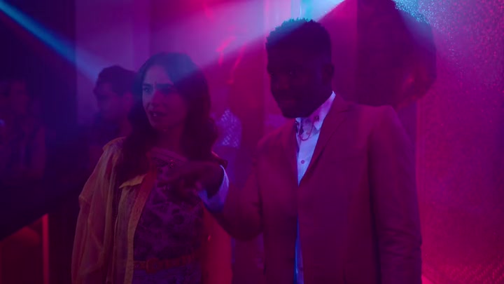 Emily_in_Paris_S02E10_WEBRip_x264-ION10_0534.jpg
