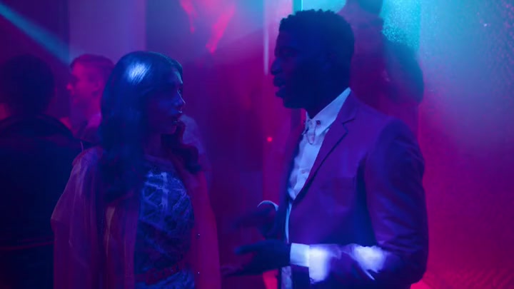 Emily_in_Paris_S02E10_WEBRip_x264-ION10_0544.jpg