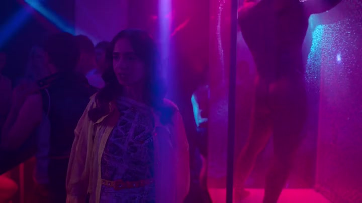 Emily_in_Paris_S02E10_WEBRip_x264-ION10_0555.jpg