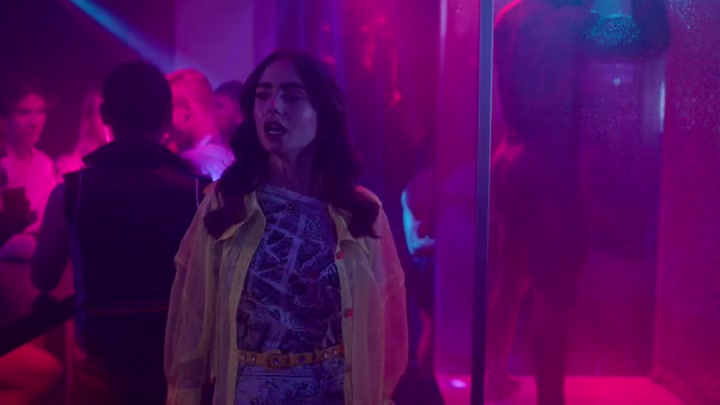 Emily_in_Paris_S02E10_WEBRip_x264-ION10_0556.jpg