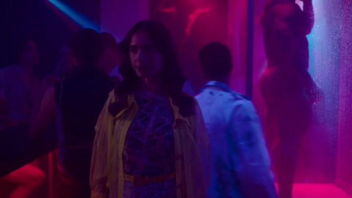Emily_in_Paris_S02E10_WEBRip_x264-ION10_0558.jpg