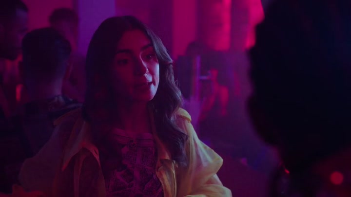 Emily_in_Paris_S02E10_WEBRip_x264-ION10_0571.jpg