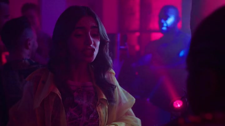 Emily_in_Paris_S02E10_WEBRip_x264-ION10_0578.jpg