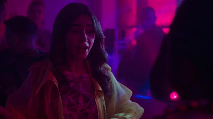 Emily_in_Paris_S02E10_WEBRip_x264-ION10_0586.jpg